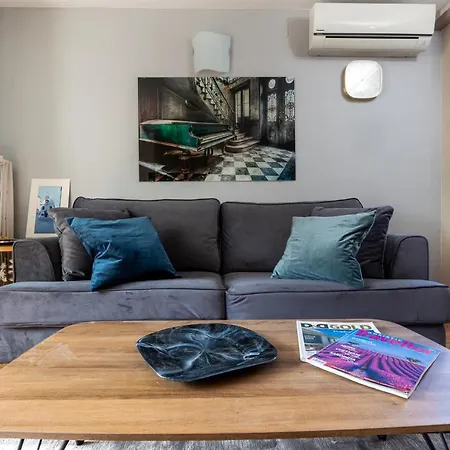 Nava In Center Of Apartment *